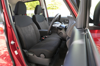 「カスタム」では、グレードが違ってもインテリアの仕様は基本的に共通。内装色はブラックとなる。