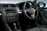 ステアリングがマルチファンクションタイプに変更された。