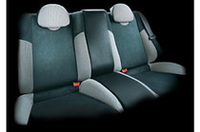 写真のシートは、2：1分割可倒式のリアバケットシート。