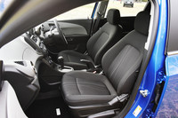 運転席は6ウェイ、助手席には4ウェイの調整機能が付いたクロス張りのシート。シートカラーは「ジェットブラック」のみの設定となる。