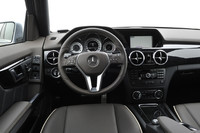 インテリアも、水平基調のインストゥルメントパネルや丸型のエアコン吹き出し口でリニューアル。センターコンソールにあったシフトレバーは、ステアリングコラムへと移設された。