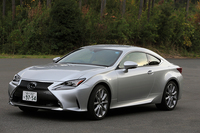 バンパーコーナーのガーニッシュは、空気の流速をコントロールし、空力性能を向上させる機能を持つ。