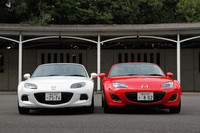 2台並んだソフトトップの「RS」。右がマイナーチェンジ前の旧型、左がマイナーチェンジ後の新型である。新型はグリル開口部を拡大して奥行き感を強調、フォグランプベゼルの形状も改められた。ヘッドライトのベゼルもブラック仕上げとなり、表情がより引き締まった。