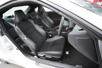 こちらは、オプション「レザー＆アルカンターラパッケージ」のインテリア。前席のみシートヒーターが組み合わされる。