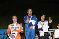 1位と3位を占めるTeam webCG。2位はタイムではトップを上回った竹平素信選手（ベストカーチーム）。パイロンタッチの理由を「老眼で近くがよく見えなかったんだよ」と、絶妙なコメントで笑いを誘うあたりはさすがである 。