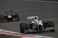 ザウバーの小林可夢偉（手前）は、3戦連続の予選Q3進出ならず13番グリッドからスタートし、ポイント圏の10位でフィニッシュ。これで2戦連続の得点となり、7点でドライバーズランキングでは10位につけている。（Photo=Sauber）
