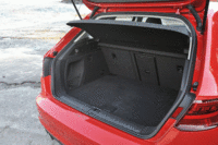 トランク容量は380リッター（定員乗車の標準時。VDA法）。後席は6：4の分割可倒式。（クリックすると後席が倒れる様子が見られます）