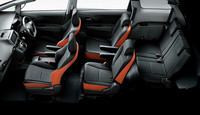 「2.0Z」はダークグレー内装に、ブラック／オレンジのシートが組み合わされる。