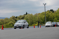 パイロンスラロームはギアを1速に固定。フットブレーキは使わず、スロットルオンとエンジンブレーキでリズミカルにクリアしていく。