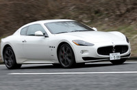 わかりづらいが、フロントグリルとヘッドライトがブラックなのもスタンダードモデルとの違い。