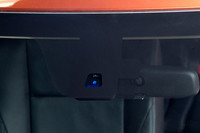 フロントウィンドウに備わる「車両逸脱警報システム」用のカメラ。グリル内のミリ波レーダーとともに、「e-Assist」のセンシングをつかさどる。（写真＝三菱自動車）