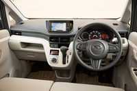 標準車のインテリアはベージュとグレーのツートンカラー。オプションで、ブラックのドアトリムやシートなどを採用した「ブラックインテリアパック」が用意される。