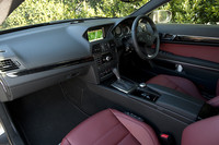 Eクラス セダンはステアリングコラムの根元付近の目立たない位置にシフトセレクターが位置していたけれど、Eクラス クーペではセンターコンソールの見慣れた場所にある。シフトセレクター右下のCOMANDシステム（Cockpit Management and Data System）のコントローラーで空調、オーディオ、ナビゲーションシステムを操作するのは、セダン／クーペ共通。