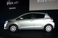 全長は100mm、ホイールベースは50mm延長。ボディサイドには先代モデル同様、くっきりとしたキャラクターラインが入れられる。