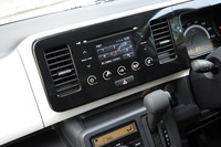 タッチ＆スライド操作に対応したパネルオーディオ。iPodなどのUSBデバイスを接続できるUSBソケットも標準装備される。