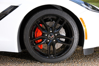 「Z51パフォーマンスパッケージ」装着車の足元。標準車より一回り大きな、前＝245/35R19、後ろ＝285/30R20というサイズのタイヤを履くほか、フロントブレーキには標準車より25mm大きな345mmのローターを装着している。
    