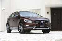 
	「V60クロスカントリー」の最低地上高は、「V60」比で65mm高の200mm。立体駐車場への対応を意識し、車両の全高は60mm高の1540mmに抑えられている。
	