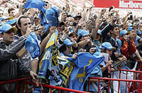 第2戦から3連勝、スペイン人初のポイントリーダーとなったアロンソに、地元の視線は釘付け。熱心なファンのみならず、スペインのキング・フアン・カルロスもサーキットに駆けつけた。（写真＝ルノー）