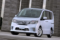 「日産セレナ」の「S-HYBRID」グレード。ランプ類やエンブレムは独自のデザインのものとなる。