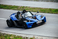 
    燃費は欧州の計測値で12.0km/リッター。一度の給油で300km以上走行できるという。
    