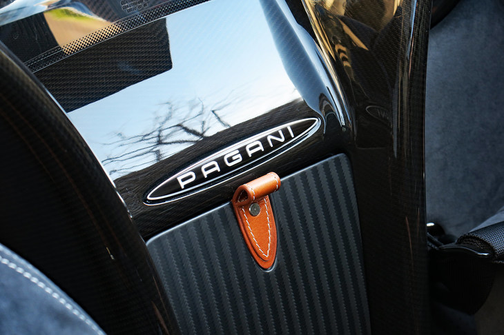 パガーニ・ウアイラ ロードスターBC（バッジ）