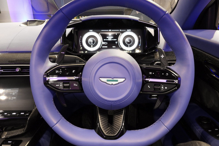 アストンマーティン・ヴァンキッシュ ヴォランテ（ステアリングホイール）