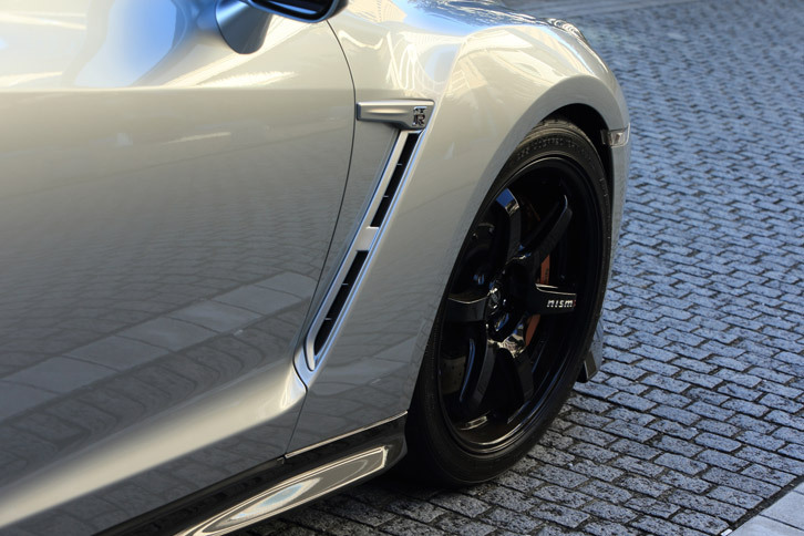 フロントホイールのワイド化に合わせ、フロントフェンダーの形状は標準仕様よりワイドなものとなっている。