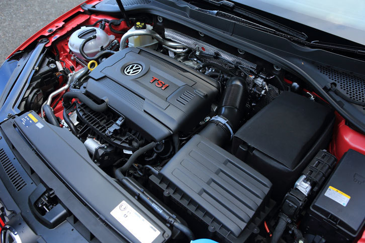 エンジンについてはDSG仕様からの大きな変更点はなく、220psの最高出力と35.7kgmの最大トルクを発生する。