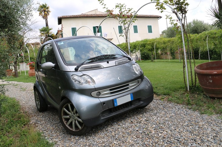 エリザベッタさんの邸宅の庭で、彼女の初代「スマート・シティークーペ」。