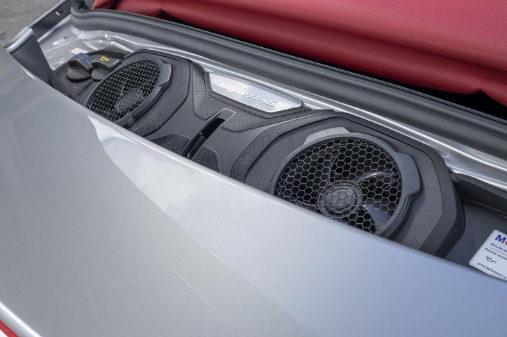 フードを上げて目に入るのは冷却用のファンのみ。エンジン本体は直接は見られない。