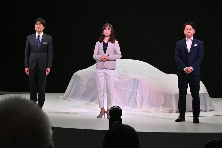 アンベールを待つ「アイコニックSP」と、マツダの3人の若手社員。