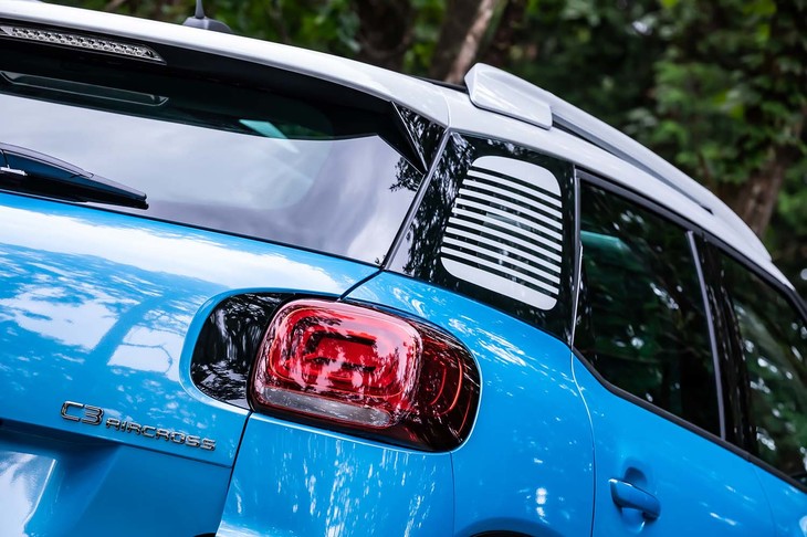 ストライプのデザインがあしらわれたCピラー部分（正しくはCピラーとDピラーの間にあるリアクオーターウィンドウ）はポリカーボネイト製となり、視界が確保されている。このデザイン処理を見て、かつての「BX」を思い出す人も多いだろう。