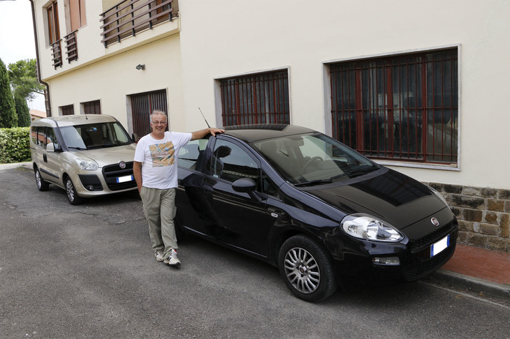 夫人が愛用している「フィアット・グランデプント」と。