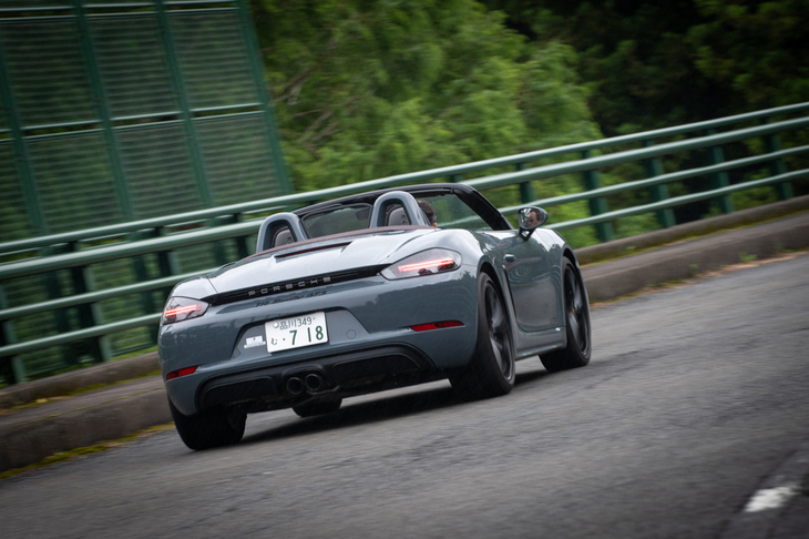 スタビリティーコントロールで「PSMスポーツモード」を選択すると、システムがより大きなスリップアングルとリアタイヤのスリップを許容するようになり、より大胆なコーナリングを楽しめる。