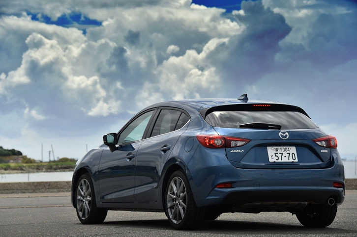 2013年10月にセダンとハッチバックの2タイプでデビューした、現行型「マツダ・アクセラ」。2016年7月に、そのマイナーチェンジ版が発売された。