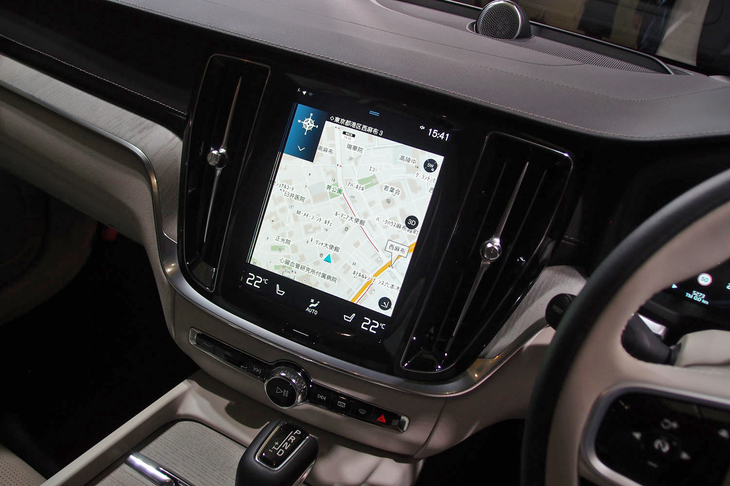 9インチのタッチパネル式縦型ディスプレイ。スマートフォンやタブレットのような操作感がセリングポイントとされる。