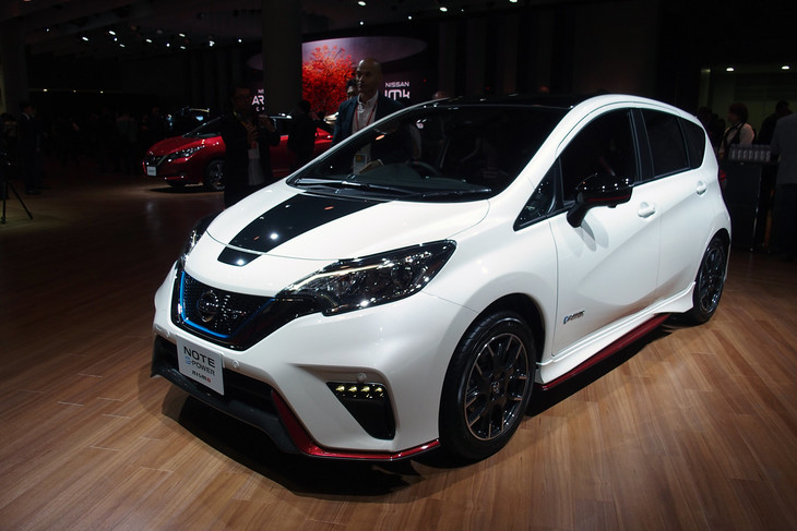ボンネットフードやルーフに加え、シャークフィンアンテナやルーフスポイラー、ドアミラーなどのパーツがブラックカラーに仕立てられた「日産ノートNISMOブラック リミテッド」。2019年11月に発売予定。