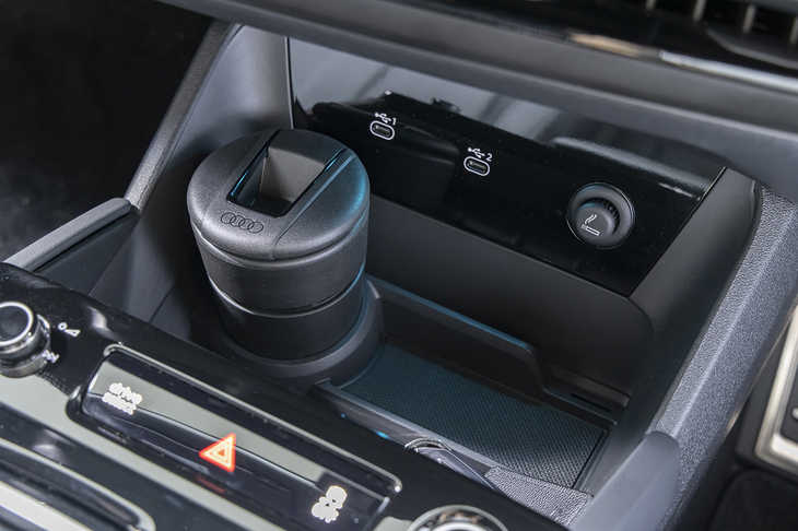 今どきのクルマとしては珍しく、センターコンソールの前端に灰皿とシガーライターを標準で装備。充電中のスモーカーへの配慮だろうか。