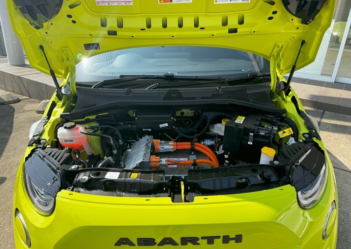 最高出力155PS、最大トルク235N・mを発生する「アバルト500e」の電動ユニットは、フロントボンネット下の低い位置に搭載されている。モーター駆動の同モデルだが、車体後部には人工的な排気音を聞かせるスピーカーを搭載。57：43の前後重量配分によるスポーティーなハンドリングと相まって、ドライバーの気分を高揚させる。