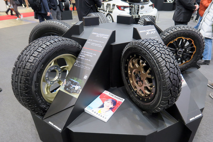 「東京オートサロン2023」におけるヨコハマタイヤのブースの様子。