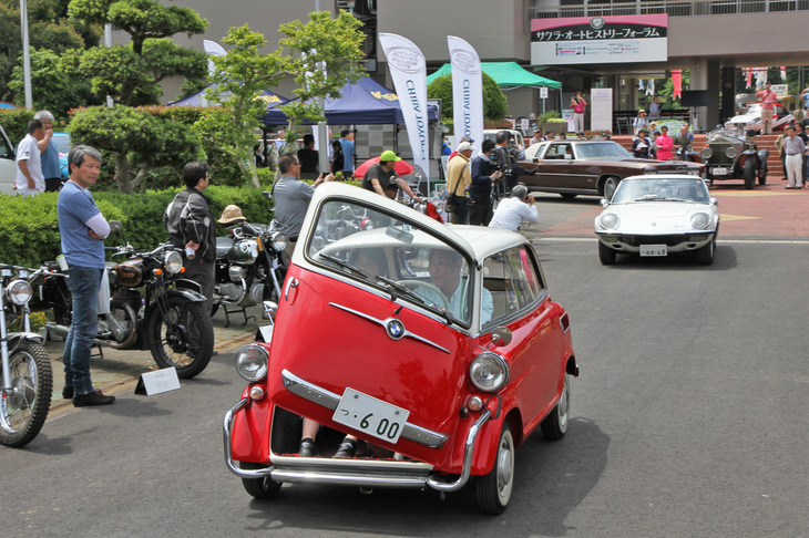 参加車両から選ばれた20台は、会場周辺約9kmのコースを走るパレードに出走した。会場敷地内を走行しながら車両前面にあるドアを開けてギャラリーにアピールする1959年「BMW 600」に1969年「マツダ・コスモスポーツ」が続く。