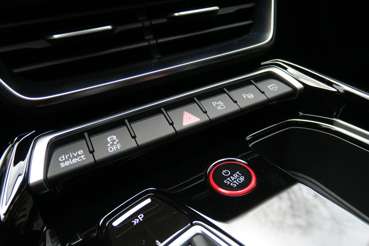 アウディe-tron GTクワトロ（センターコンソールまわり）