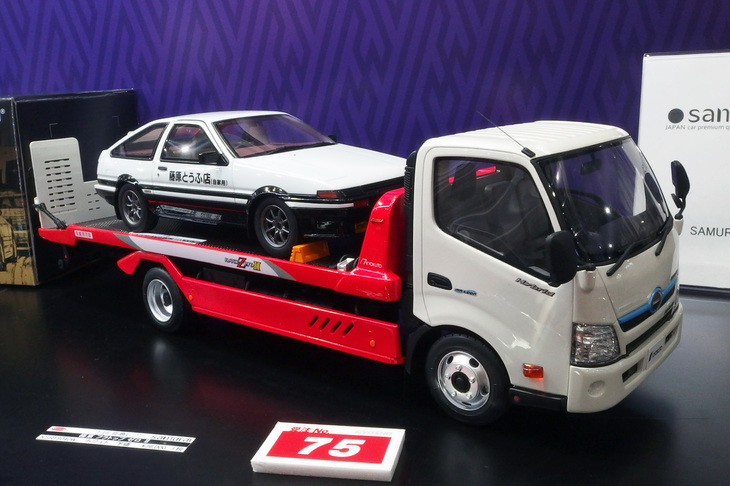 これもサムライシリーズの積載トラック、1/18「極東フラトップ ゼロII」で、予定価格3万6000円。積まれている1/18「新劇場版 頭文字D トヨタ・スプリンタートレノ（AE86）」は、藤原拓海のフィギュア付きで予定価格2万円。