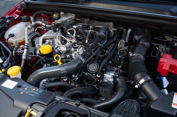 ボンネットを開けてエンジンルームを見てみる。先代モデルや現行「メガーヌ」などと同様、エンジンカバーは備わらない。