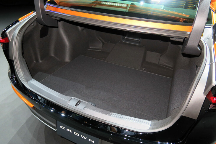 トヨタ・クラウン クロスオーバー（トランクルーム）