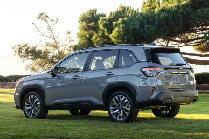 新型「フォレスター」を見ても、ボンネットやフェンダー、ベルトラインなど要所にプレスラインが走っているが、既存のモデルほどパッキパキの印象はない。このクルマから、スバルのカーデザインは微妙に変わるのかもしれない。