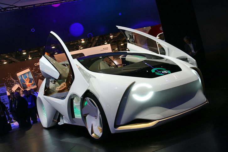 人工知能時代のクルマをイメージしたトヨタの「Concept-愛i」。デザインはカリフォルニアのデザインスタジオであるCalty（キャルティ）が担当した。時折またたくライトが、ヒューマニティーを感じさせる。