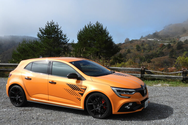 霧ヶ峰の展望駐車場にて。最低地上高はそこそこあるけど、いかんせんタイヤがワカメみたいに薄いので、砂利の駐車場に入るときはホイールを擦らないよう気をつけましょう。