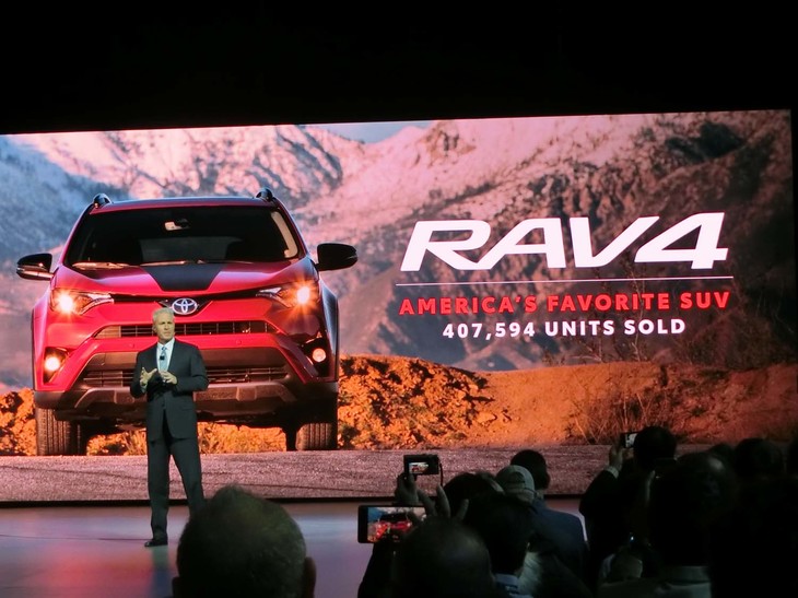 トヨタはクロスオーバーSUV「RAV4」の新型を世界初公開した。
