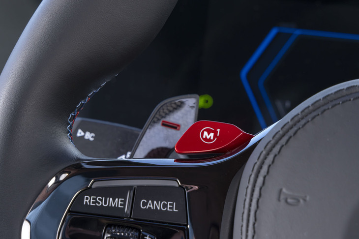 パワートレインや足まわりなどを好みに設定し、その組み合わせを「M1」「M2」ボタンで呼び出せる。